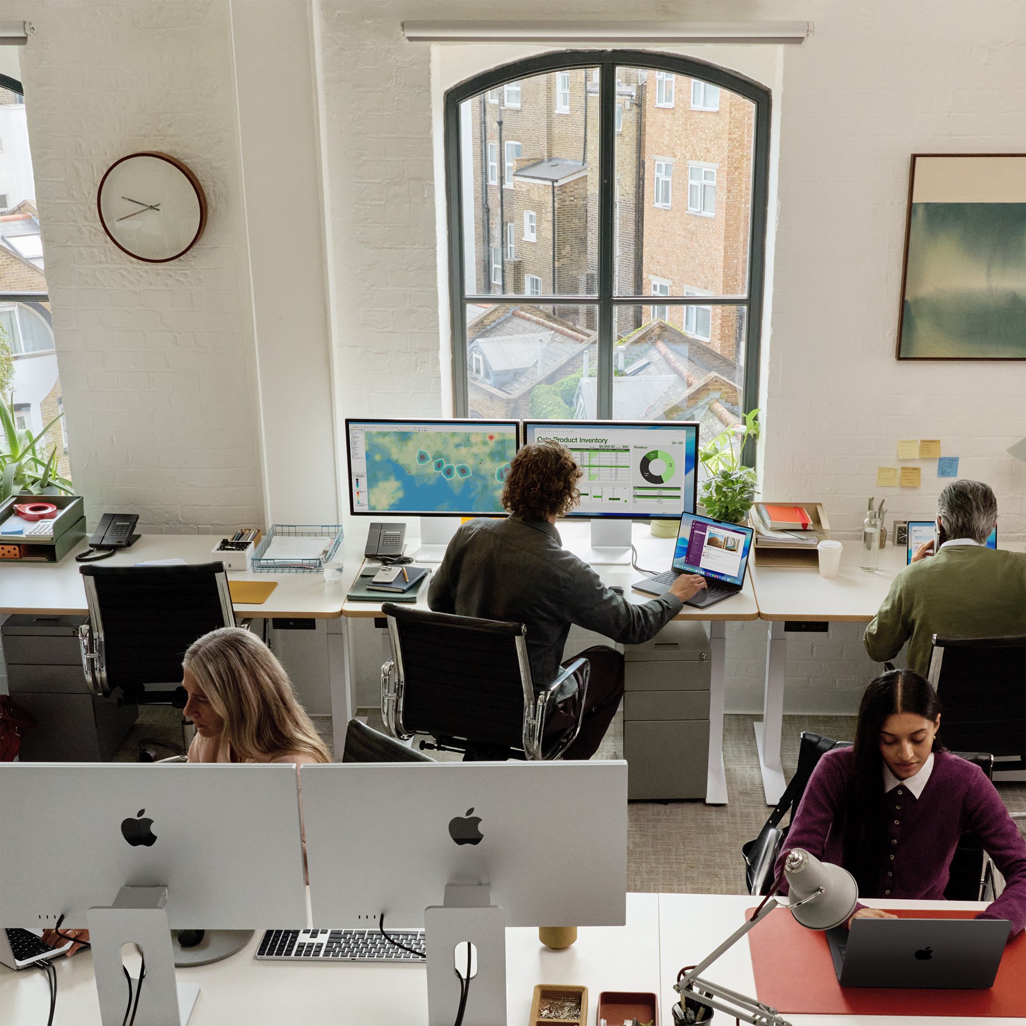 250822_ProdLife-MacBook_Pro_M5-London-UnitedKingdom_JM_001265_RGB_00-0215-121_V6_RS_f