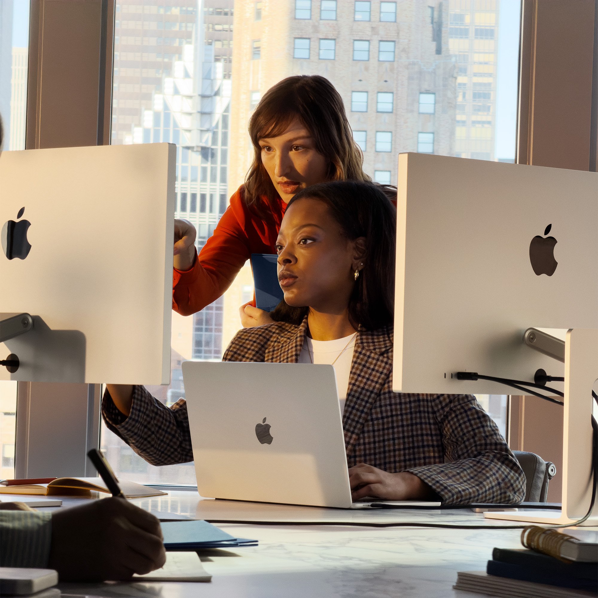 260115_ProdLife-MacBookAirM4-NewYorkCity_MB_i091137_RGB_00-0234-398_v4_CT_f