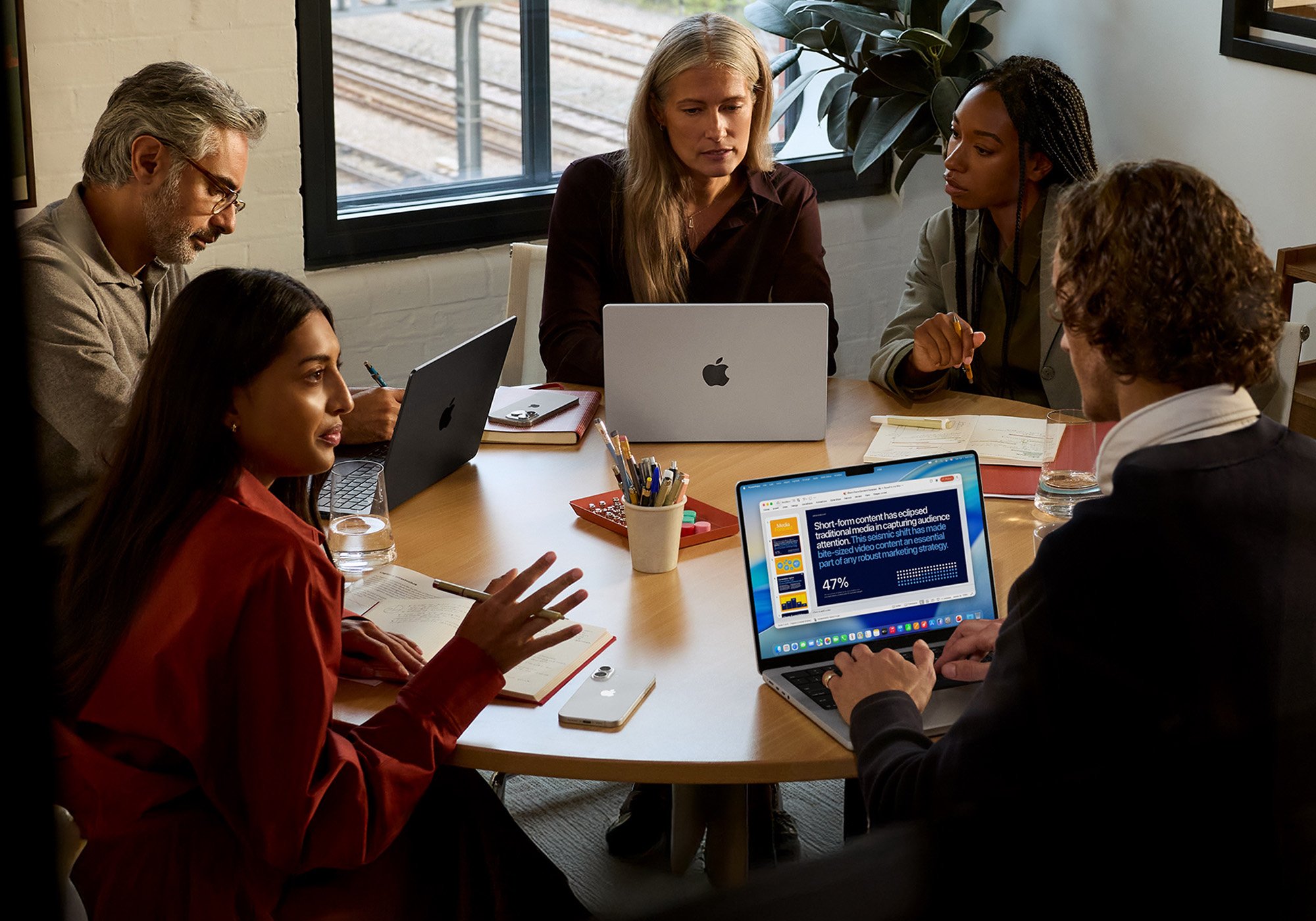 Apple-MacBook-Pro-14-in-lifestyle-business-251015-extended